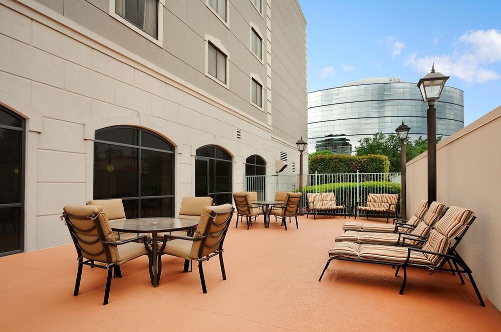 Embassy By Hilton Near The Galleria Hotel