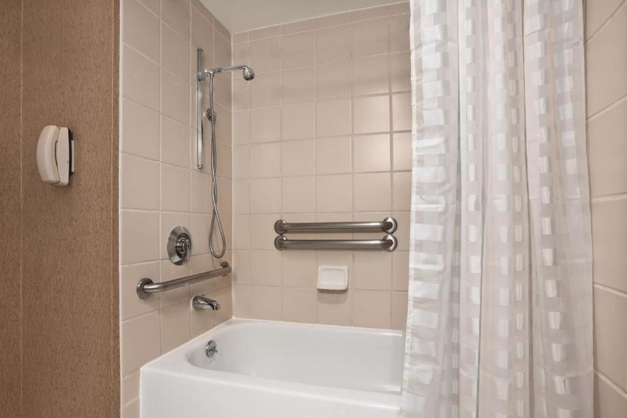 Embassy By Hilton Near The Galleria Hotel 4*