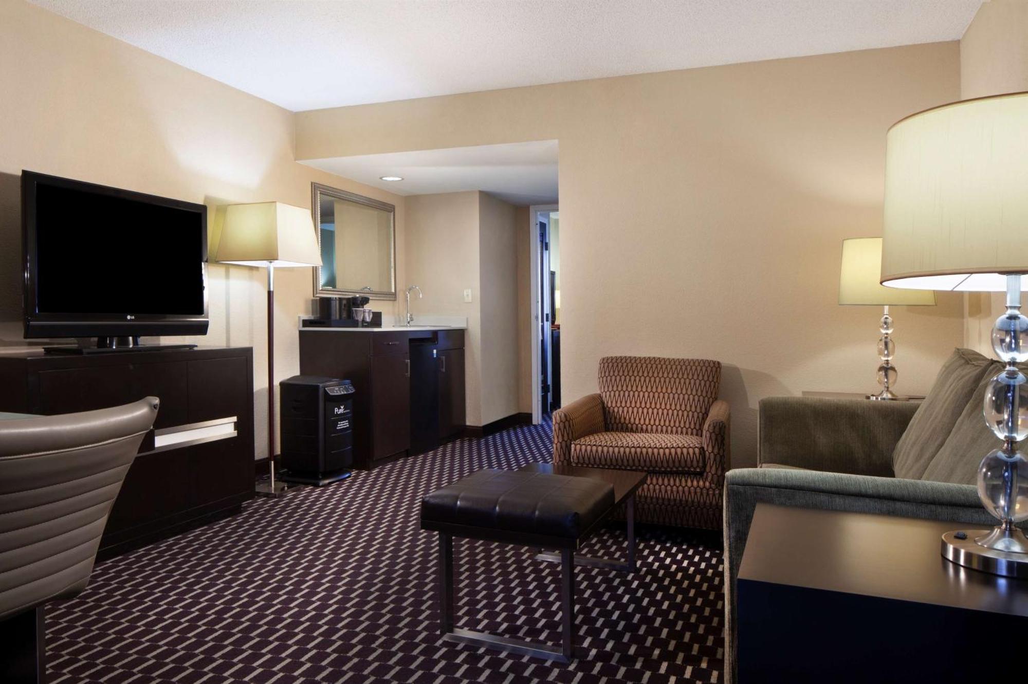 Hotel Embassy By Hilton Near The Galleria 4*