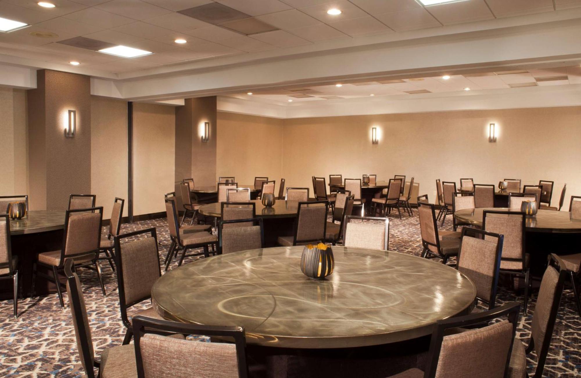 Embassy By Hilton Near The Galleria 4*
