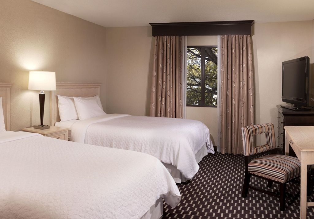Hotel Embassy By Hilton Near The Galleria 4*