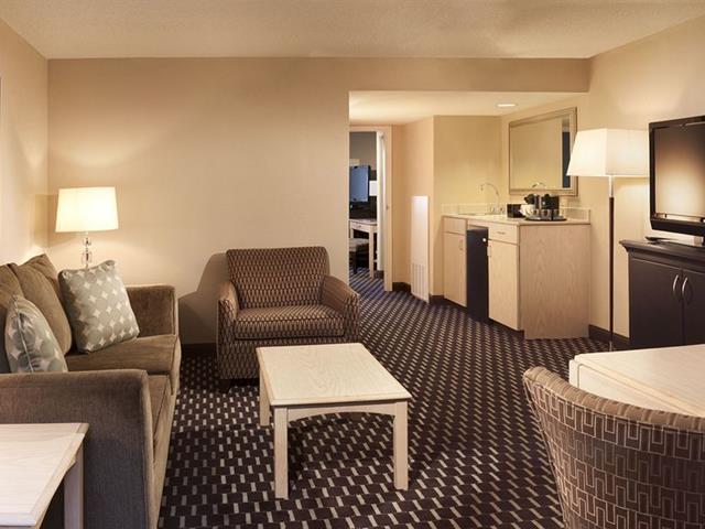 Hotel Embassy By Hilton Near The Galleria 4*