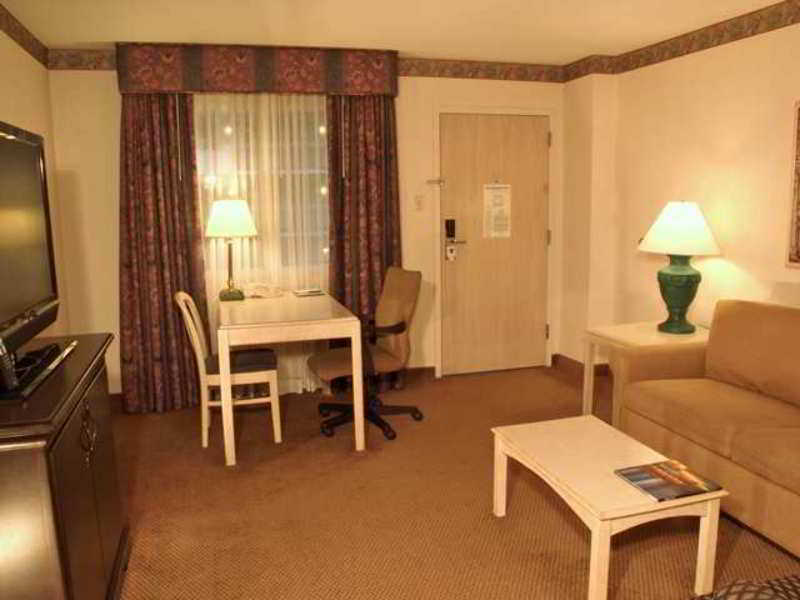 Embassy By Hilton Near The Galleria 4*